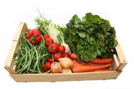 Holzkiste mit Bohnen, Tomaten, Zwiebeln, Karotten, Paprika und Salat