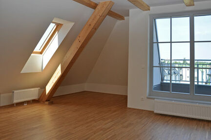 ausgebautes helles Dachbodenzimmer mit Holzboden und Terrassemit gro0en Fenstern