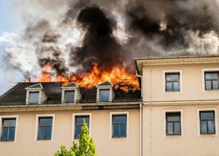 brennender Dachstuhl eines Wohnhauses